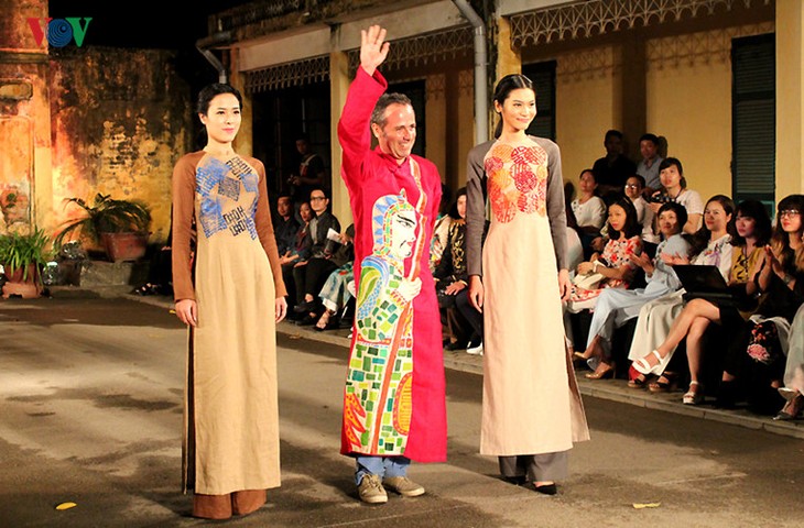 Ханойский фестиваль традиционного платья «ао-зяй» - ảnh 2